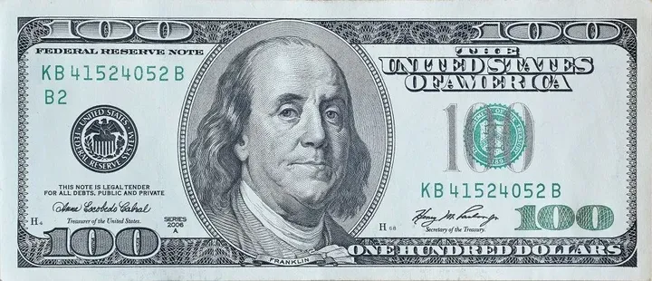 US$100